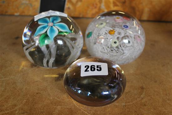 3 glass paper weights(-)